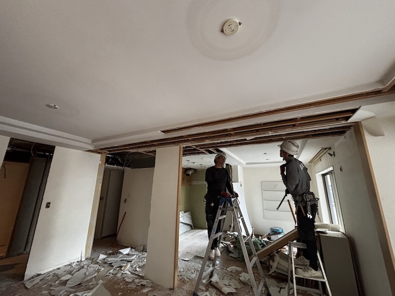 マンションリノベーションの解体の様子